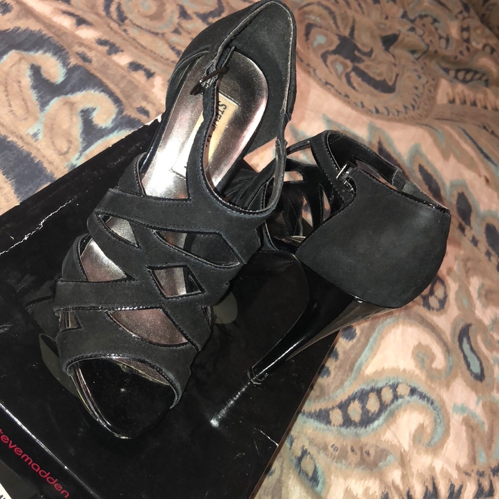 Steve Madden - Black Suede like Sandal - ❤️
